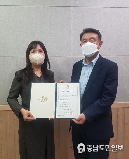 사진 왼쪽부터 신길주 공립온빛어린이집 원장, 이재겸 여성가족과장