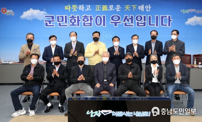 1일 군청 중회의실에서 진행된 ‘환경관리센터 주변마을 협력 이행 서명식’ 모습.