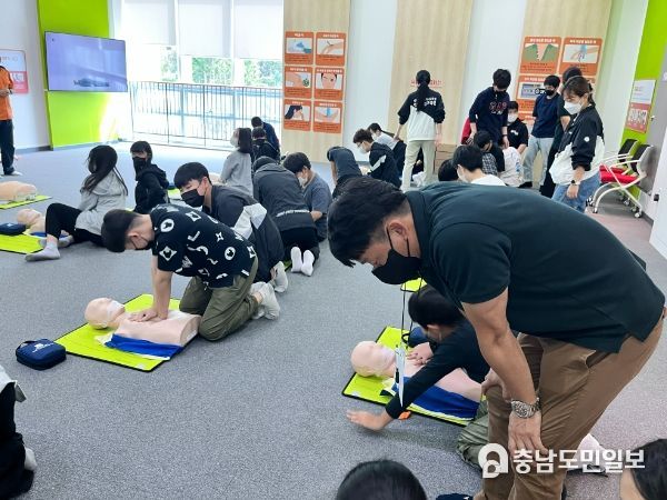 세종의 학생들이 심폐소생술 교육을 받고 있다.
