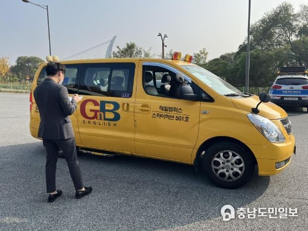 합동점검반이 학원 어린이 통학버스 안전점검을 실시하고 있다.