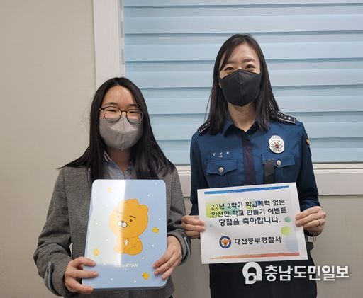 신일여중 우수답변 학생 선물 전달