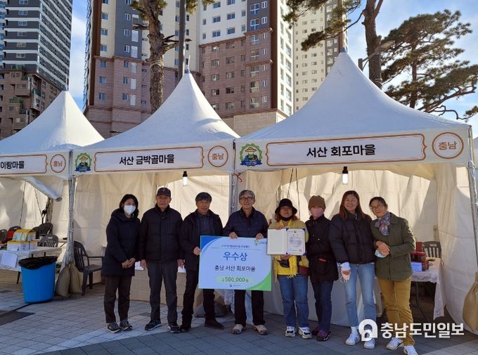 2022 정보화마을 페스타에서 회포마을 최근명 위원장(좌측에서 네 번째)과 금박골마을 김동섭 위원장(좌측에서 세 번째)이 함께 시상금을 들고 있는 모습
