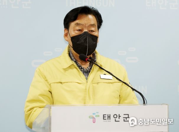7일 군청 브리핑실에서 기자회견 중인 가세로 군수