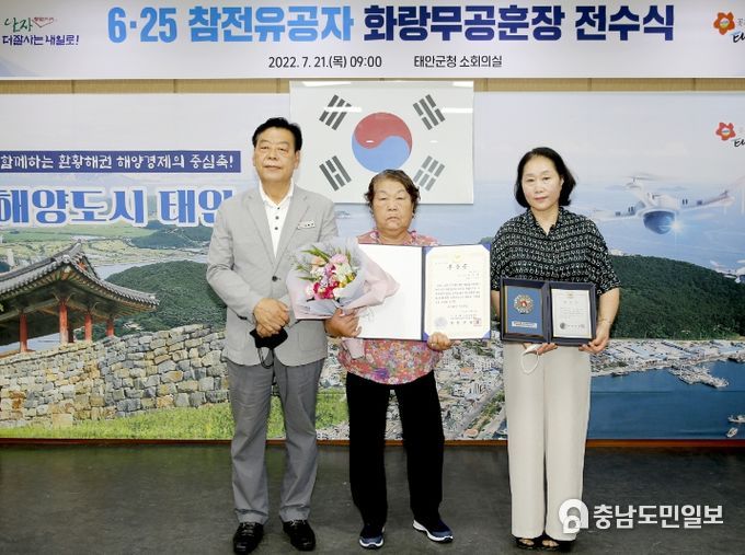 지난 7월 21일 군청 소회의실에서 열린 故 송만복 참전용사 화랑무공훈장 전수식 모습. 사진 왼쪽부터 가세로 군수, 배우자 최복희 씨, 장녀 송영자 씨.