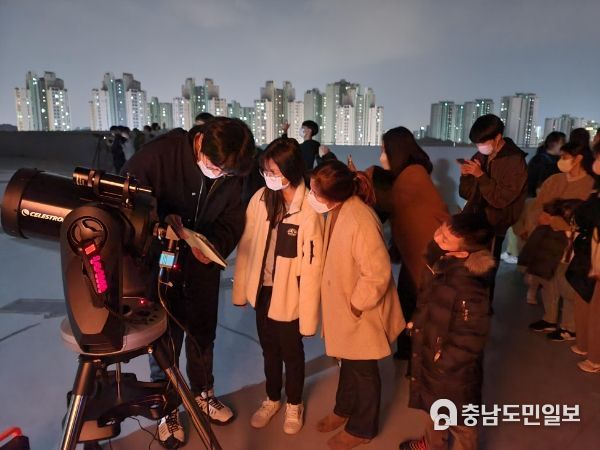 8일, 세종시민들이 세종과학예술영재학교 천문대에서 개방행사에 참여하고 있다.