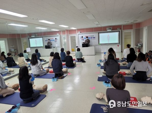 10일, 다빛초 무용실에서 학부모들이 심폐소생술 교육을 받고 있다.