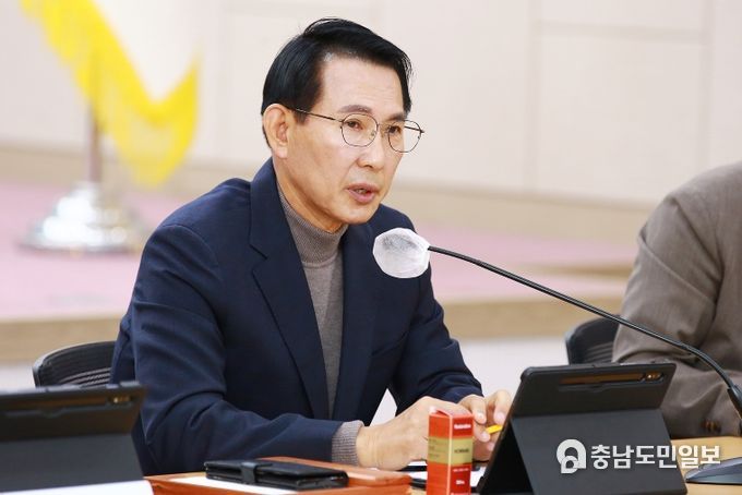 이완섭 서산시장이 14일 확대간부회의에서 수능 안전 대책 만전을 강조하는 모습