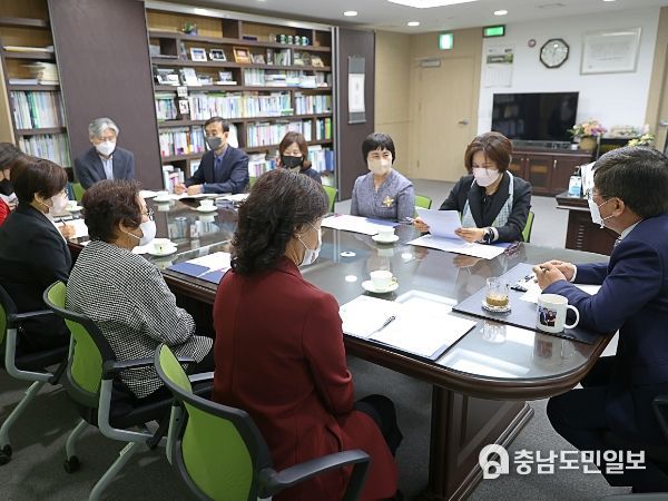 16일, 본청 3층 집무실에서 최교진 교육감과 대표 유치원장들이 정책간담회에서 세종미래학교에 대해 논의하고 있다.