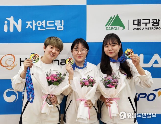 제15회 대구 아시아공기총선수권대회에서 획득한 메달을 들고 기념사진을 찍는 모습