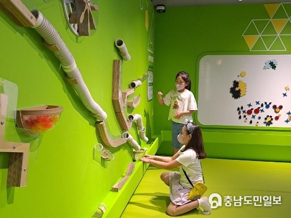 시민과 함께하는 주말체험프로그램에 학생들이 참여하고 있다.