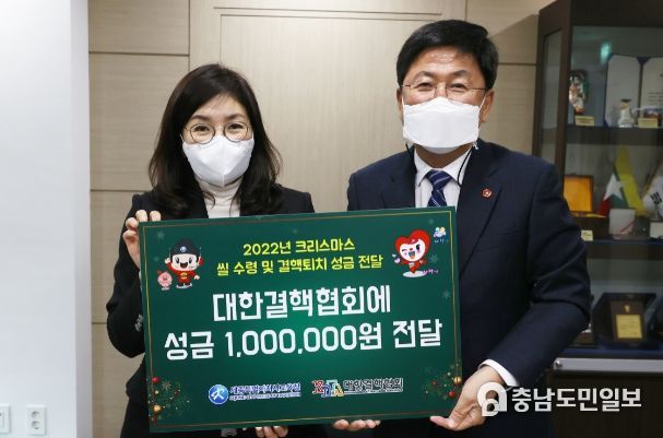 24일, 청사 접견실에서 최교진 교육감이 남상현 회장과 결핵퇴치 성금 전달 기념촬영을 하고 있다.