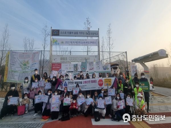 25일, 해밀초 학생들이 교통안전 캠페인을 실시하고 있다.