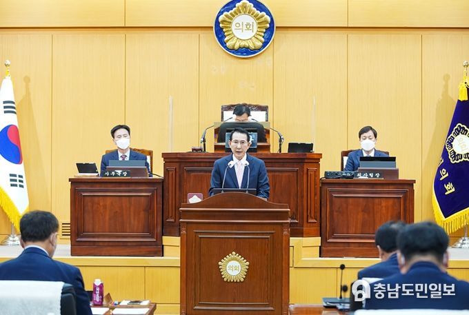 이완섭 서산시장이 25일 서산시의회 본회의장에서 열린 제280회 서산시의회 제2차 정례회에서 시정연설 하는 모습