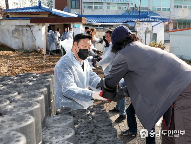 '사랑의 연탄 봉사' 나선 가세로 태안군수