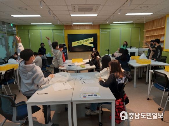 세종시 학생들이 출동 과학수사대 프로그램에 참여하고 있다.
