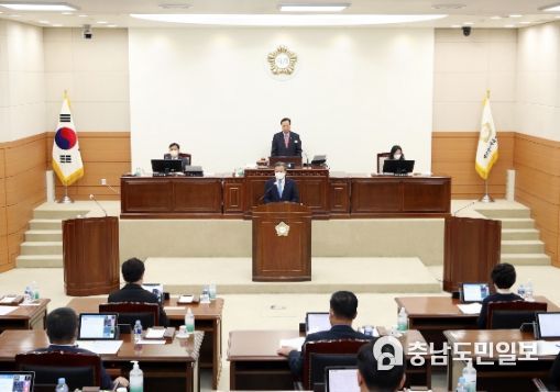 정용래 유성구청장이 29일 열린 제260회 유성구의회 제2차 본회의에서 시정연설을 하고 있다.