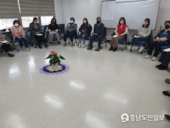 회복적 서클을 통해 학교폭력 갈등 조정 및 관계 회복 역량 강화 연수를 진행하고 있다.