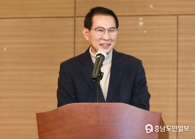 1일 서산시 아르델웨딩컨벤션에서 열린 2022년 서산행복교육지구사업 성과보고회에서 이완섭 서산시장이 축사를 하고 있다