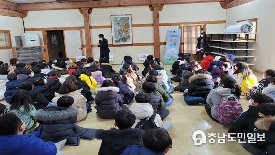 최교진 교육감이 세종시 학생들에게 동지와 팥죽을 먹는 의미에 대해 설명하고 있다.