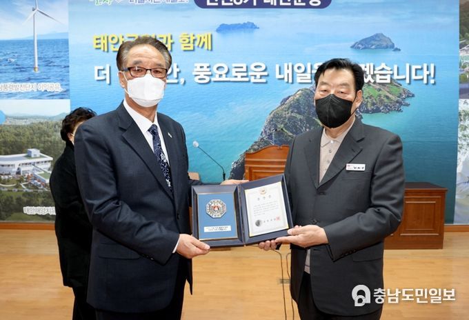16일 군청 대강당에서 열린 무성화랑 무공훈장 전수식 모습.
