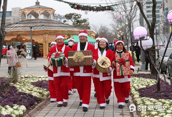 지난 15일 두드림공영장에서 정용래 유성구청장과 산타들이 산타 발대식 후 취약계층에게 선물을 전달하기 위해 힘차게 출발한다.