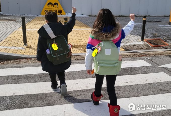 충남교육청, 안전한 등하굣길 조성을 위한 ‘옐로카드’ 보급