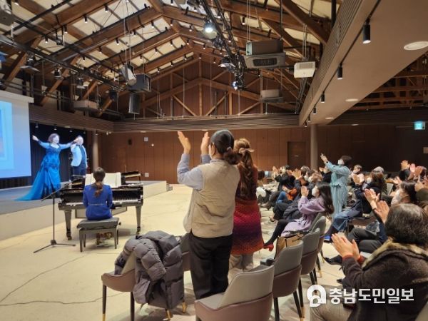 12월 6일, 이규철 테너 성악가, 신승아 소프라노 성악가와 함께하는 작은 콘서트를 진행하고 있다.