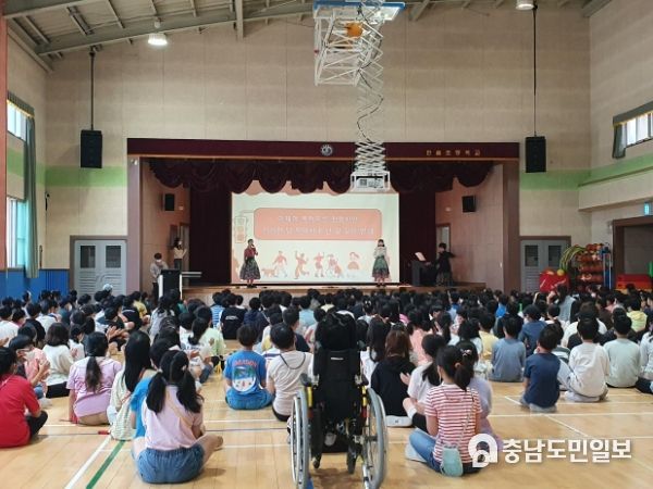 어울림 예술단이 한솔초에서 장애인식개선 공연을 하고 있다.
