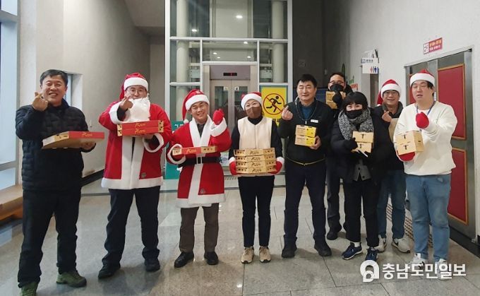 23일 취약계층 아동 대상 치킨·피자 배달에 나선 공직자들