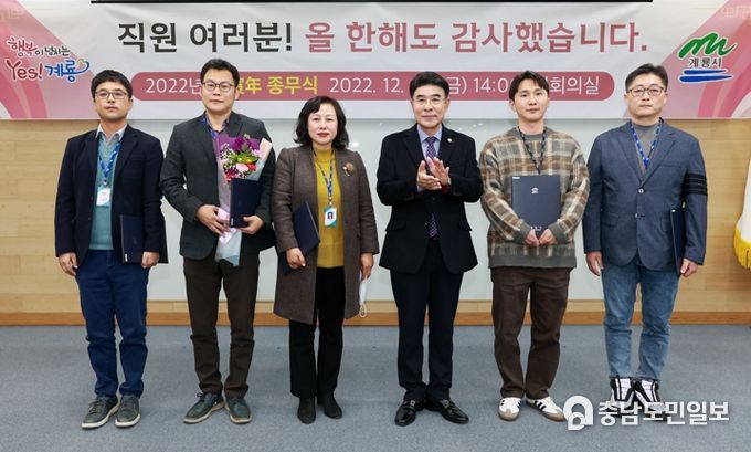 적극행정 우수공무원 단체사진(왼쪽부터 김태진, 장근혁, 이상미, 이응우 시장, 최동락, 이진표)