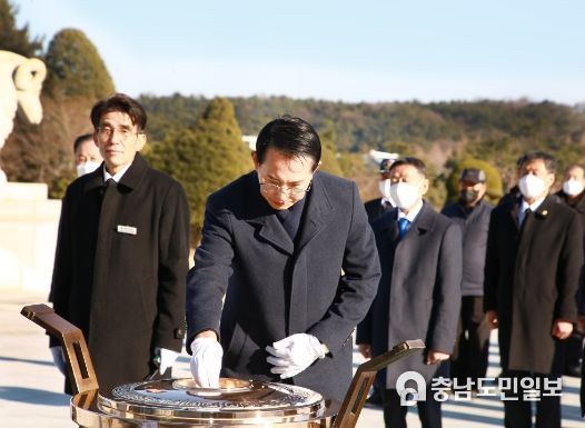 이완섭 서산시장이 3일 대전 현충원에서 관내 보훈단체와 참배하는 모습