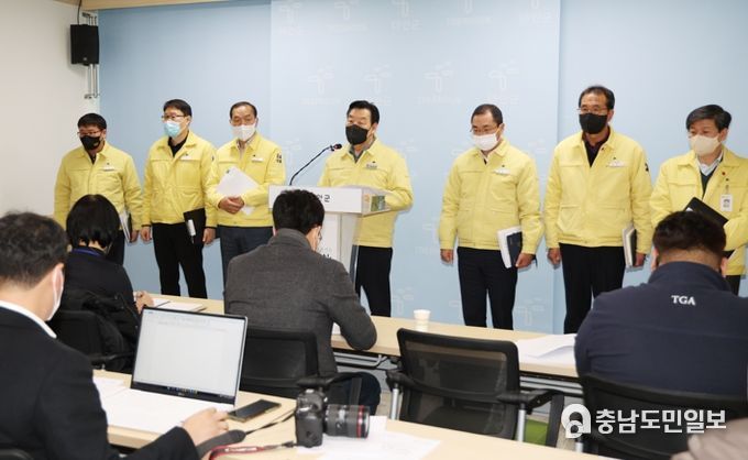 5일 군청 브리핑실에서 기자회견 중인 가세로 군수.