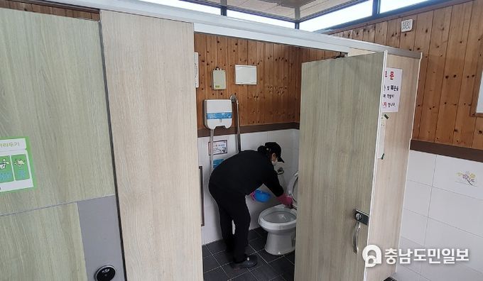 설맞이 공중화장실 청소 모습