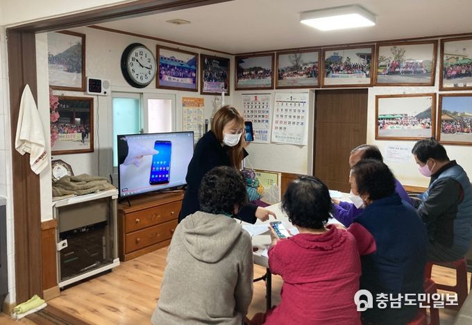 진산면 부암1리 마을회관에서 열린 찾아가는 스마트폰 마을이동교육
