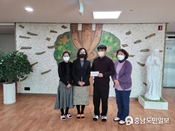 세종시교육청 직원이 설 명절을 맞아 사회복지시설을 방문해 위문품을 전달하고 있다.