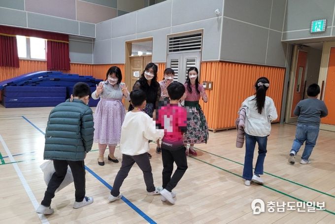 어울림 단원들이 공연을 마치고 학생들과 인사하고 있다.