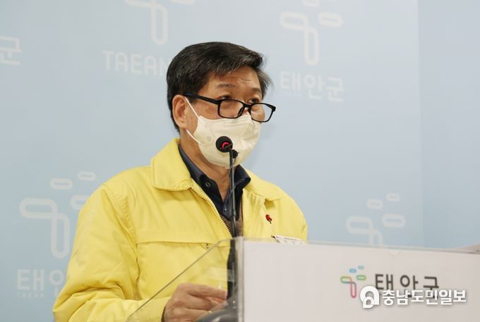 25일 군청 브리핑룸에서 브리핑 중인 전강석 기획예산담당관
