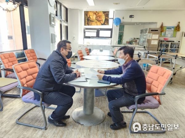 개정법령 안내하는 모습