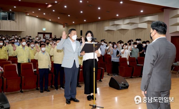 지난해 8월 2일 군청 대강당에서 공직자들이 청렴 결의문을 낭독하는 모습.