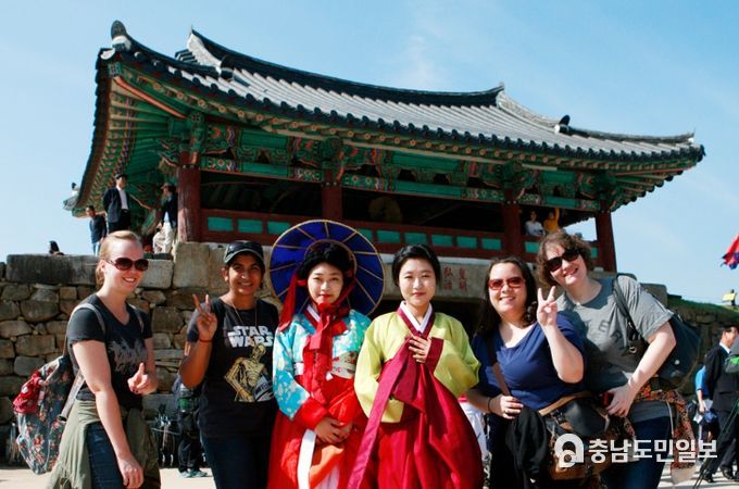 해미읍성축제에서 외국인 관광객들이 축제를 즐기는 모습