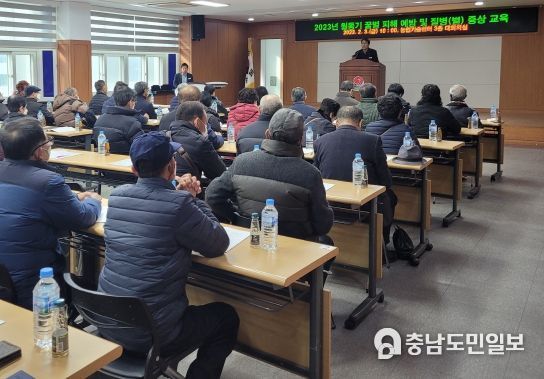 3일 군청 군수실에서 고향사랑 기부금을 전달한 재경태안군향우회 관계자들과 가세로 태안군수.