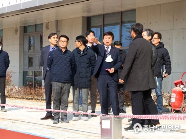 최교진 교육감이 8일 3월 개교학교를 방문해 현장 점검을 하고 있다.