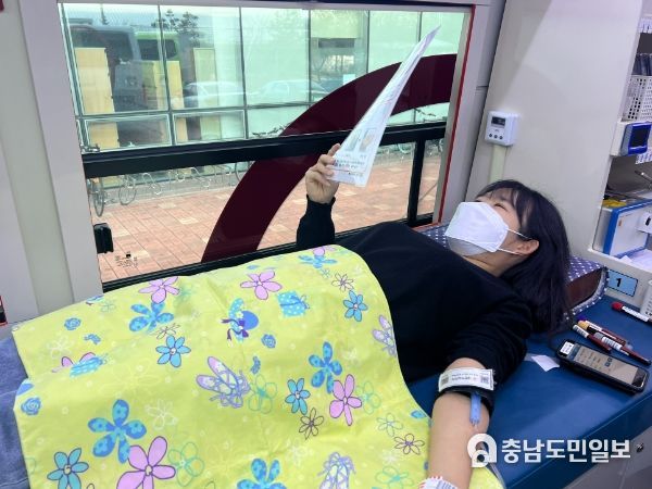 9일, 세종시교육청 직원이 헌혈을 하고 있다.