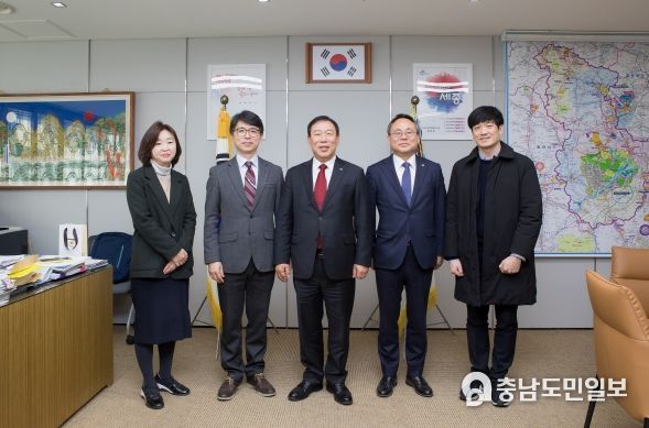 최민호 세종특별자치시장이 9일 시청 집무실에서 김완섭 기획재정부 예산실장을 만나 세종시 정책비전 설명 및 주요 현안 사업에 대한 국비 지원 등을 요청했다. 사진은 장윤정 기재부 예산정책과장(왼쪽부터), 김완섭 기재부 예산실장, 최민호 세종시장, 고기동 행정부시장, 윤수현 기재부 예산관리과장