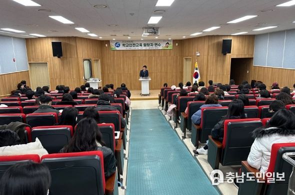 세종시 교사들이 10일 새움초에서 열린 학교안전교육 담당자 연수에 참여하고 있다.