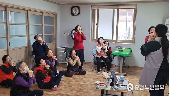 경로당 어르신들이 구강건강교육 프로그램에 참여하는 모습