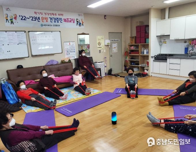 지난 2월 14일 석림13통 경로당 어르신들이 은빛건강증진 체조를 하고 있다