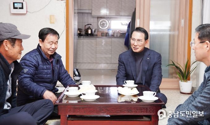 22일 이완섭 서산시장이 관내 독립유공자 유족 김용재 씨 댁을 방문해 감사의 인사를 전했다