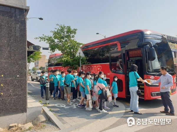 지난해 세종시 학생들이 지원받은 현장체험학습 차량을 타고 있다.