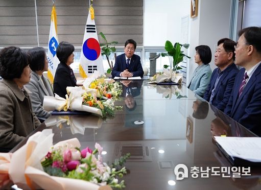 28일, 최교진 교육감이 정년퇴직하는 교육공무직원들과 이야기를 나누고 있다.